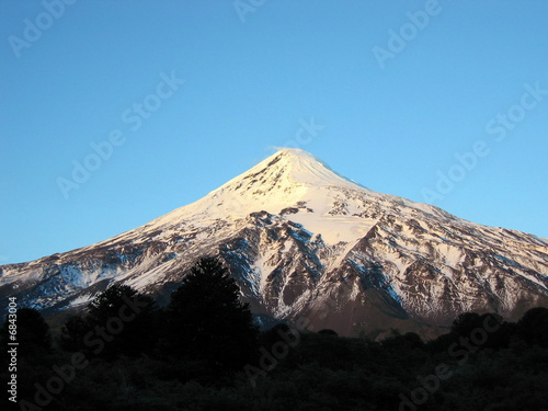 Chili-Argentine_Volvan_Lanin_Aube photo