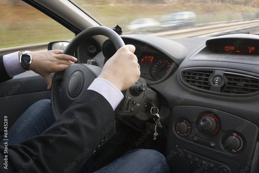 homme au volant