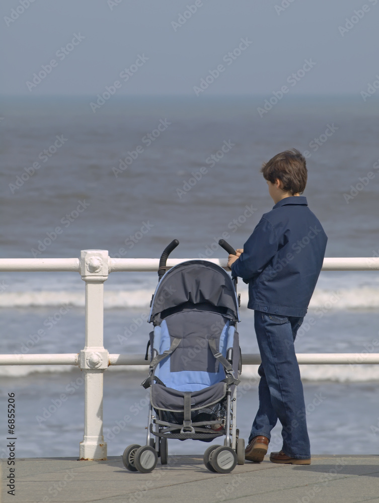 Fototapeta premium Niño y cochecito bebe