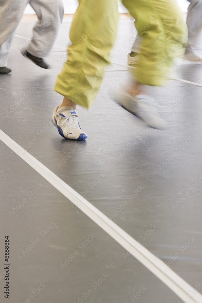 Obraz premium drei tänzer eine mit einer grünen hose