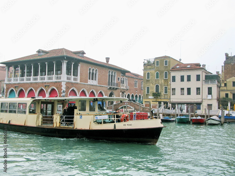 Vaporetto sur le canal, Venise, Italie