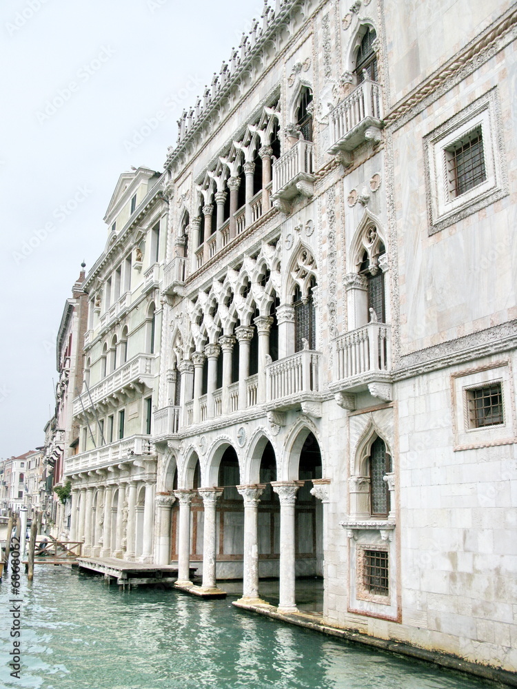 Palais blanc à venise au bord du canal. Italie.
