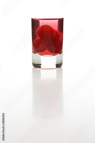 Schnapsglas mit Himbeeren und Schatten photo