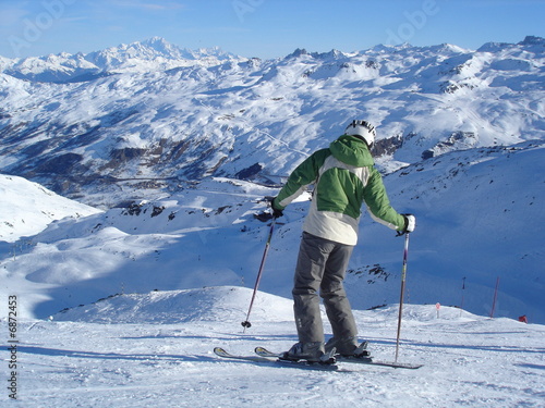 Skieuse devant le mont blanc