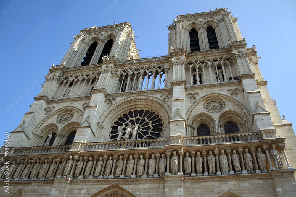 Notre Dame de Paris von Vorne - Frontansicht bei blauem Himmel
