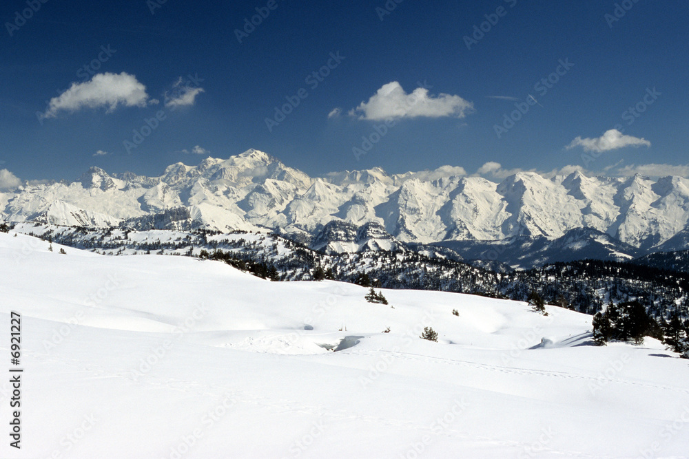 Plateau de Sous-Dine sous la neige. Au fond, le Massif du Mont-B