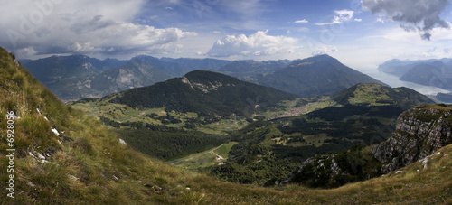 Panoramica della Val di Gresta, Monte Baldo e Lago di Garda