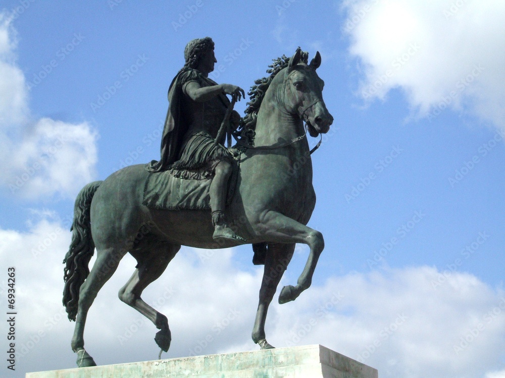 statue statue
