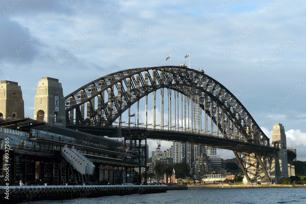Sydney Harbour Bridge mit Übersee Terminal