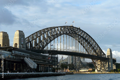 Sydney Harbour Bridge mit Übersee Terminal © fotopro