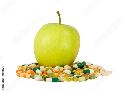 Green apple vs. food supplements in pills