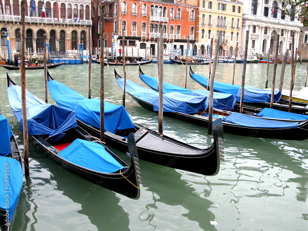 Gondoles bleues et noires sur le grand canal, Venise, Italie