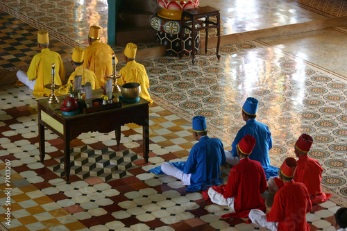 Monjes taoistas rezando en templo