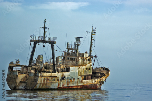 Schiffswrack mit Spiegelung auf dem Meer