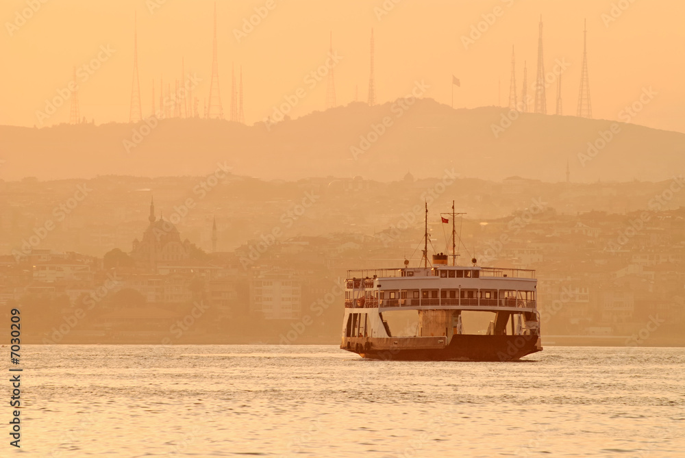 Obraz premium Ferry at sunset, Istanbul, Turkey