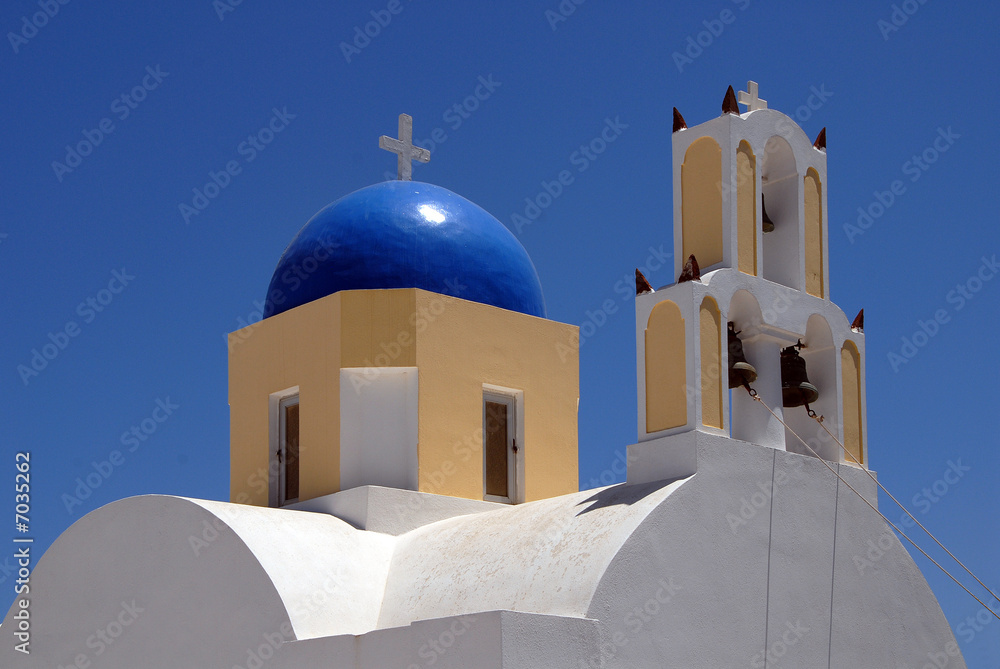 Kirche mit blauer Kuppel auf Santorin Griechenland
