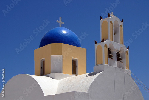 Kirche mit blauer Kuppel auf Santorin Griechenland