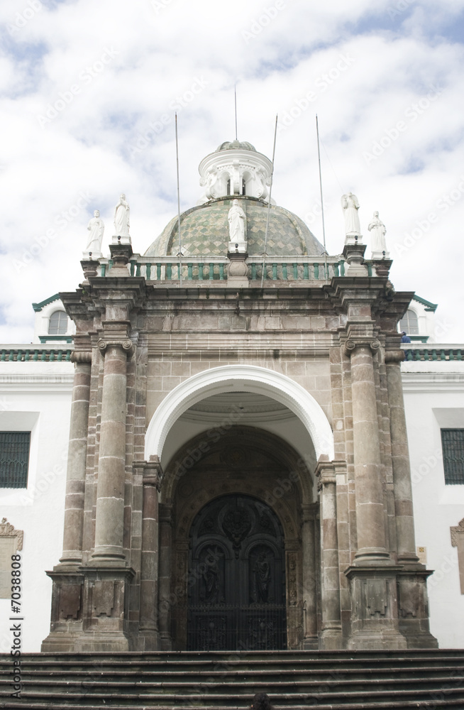 Fototapeta premium cathedral national on plaza grande quito ecuador