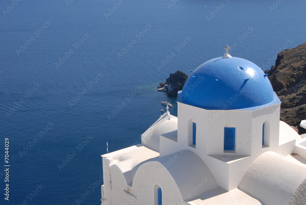 Kirche in Oia Santorin Griechenland vor dem Meer