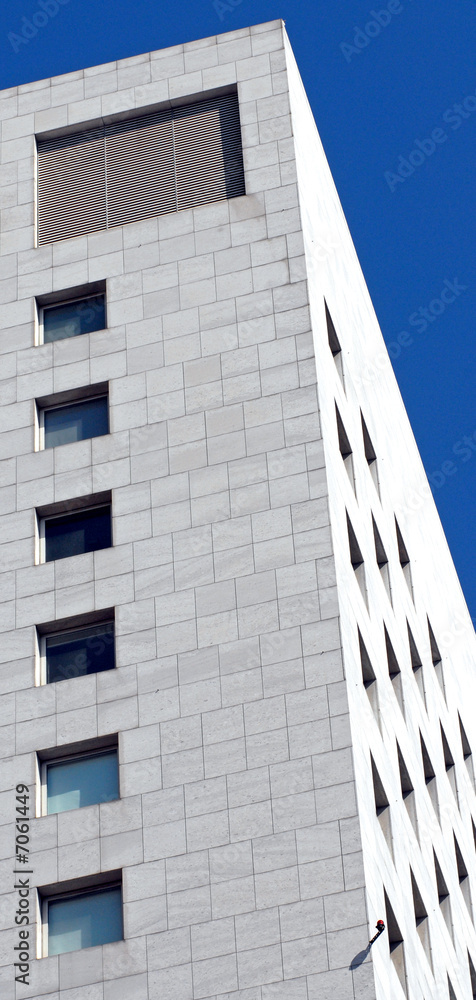 Obraz premium lo spigolo di un moderno edificio