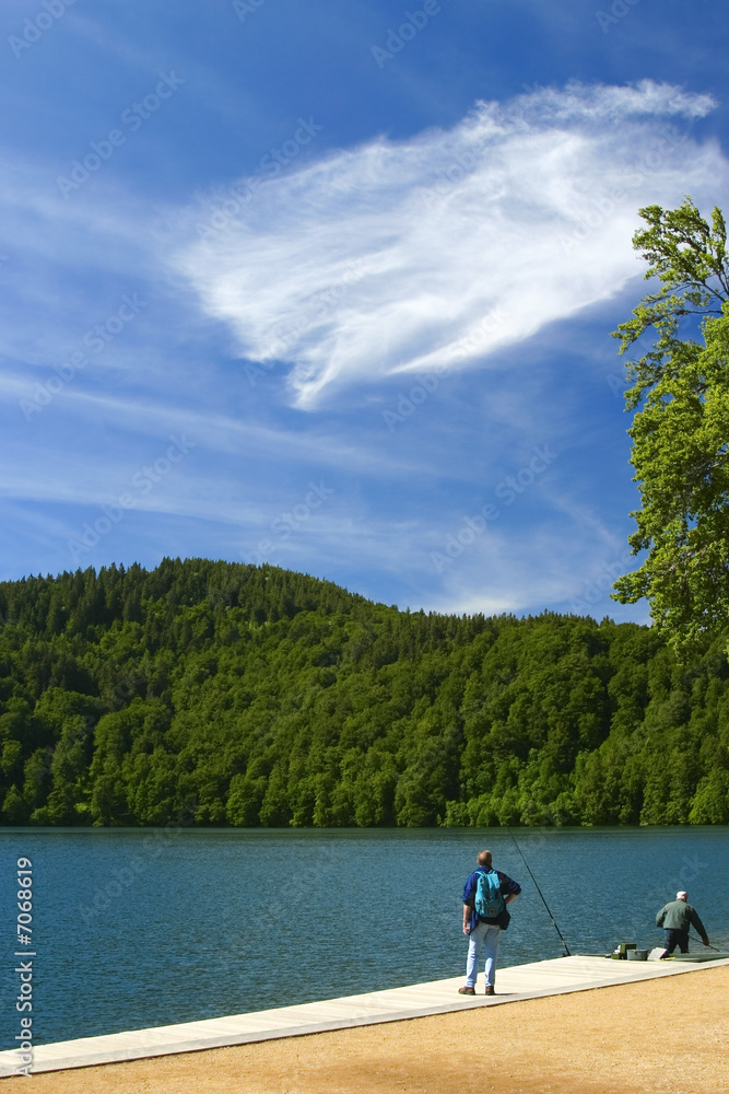 pécheur, lac et ciel bleu