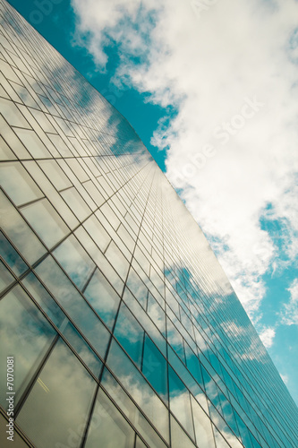 Façade d'immeuble reflétant les nuages du ciel (La Défense) photo