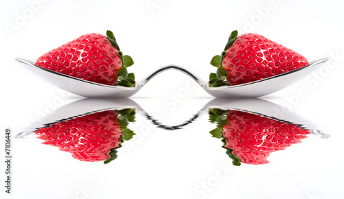 Fototapeta Naklejka Na Ścianę i Meble -  fragole su cucchiaio riflesse