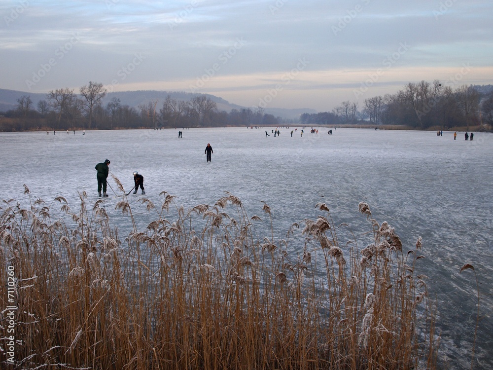 Naklejka premium Eisläufer auf zugefrorenem See