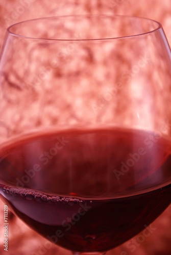 verre de rouge sur fond lie de vin