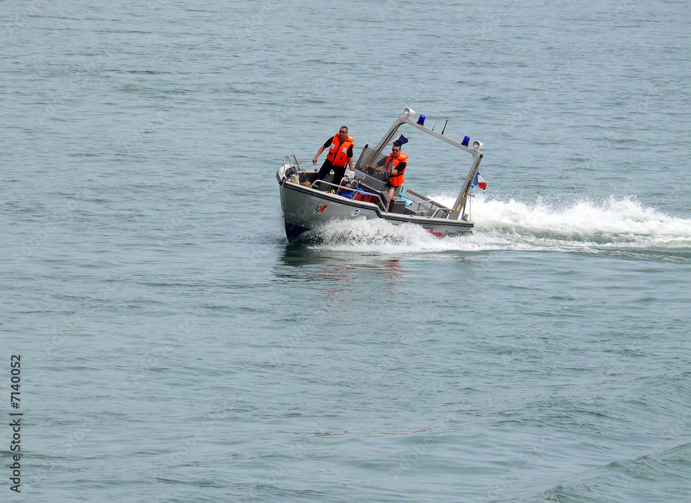 Bateau hors-bord des secours