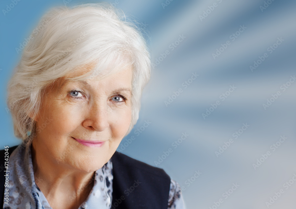 Charmante Seniorin auf blauem Hintergrund Charmante Seniorin auf blauem Hintergrund