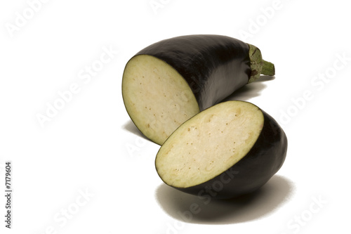 Aubergine freigestellt mit Schlagschatten