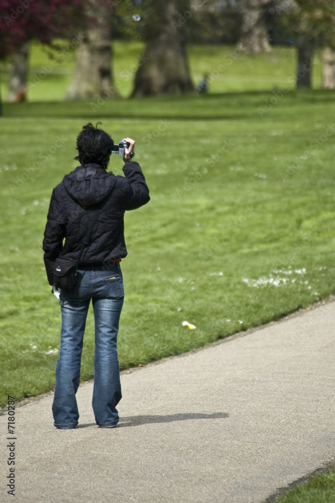 Fototapeta premium touriste avec caméscope