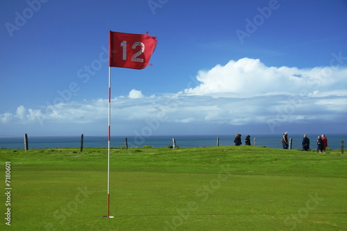 green de golf près de la mer