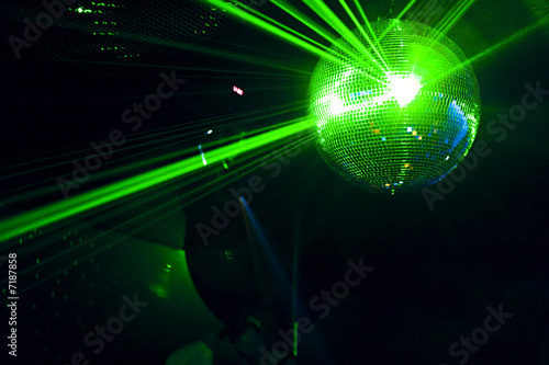 boule a facettes avec rayons laser vert soirée en discothèque