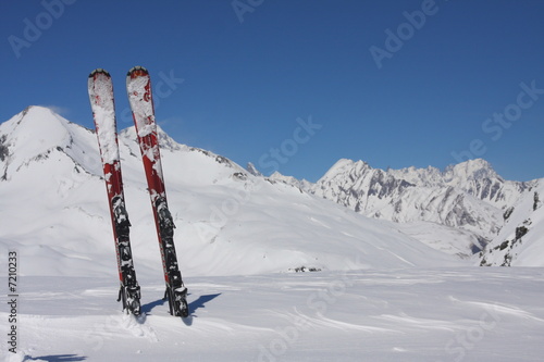 ski plantés dans la neige
