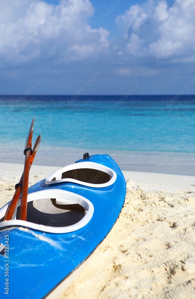 Obraz premium Blue boat is on a beach