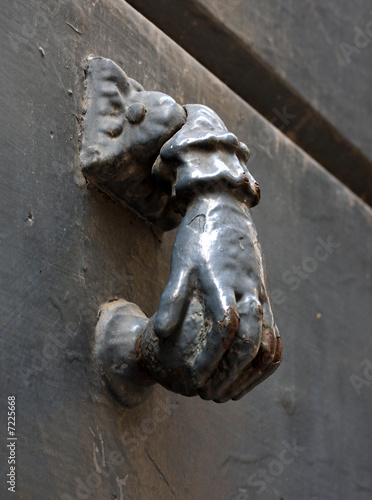 Door knocker in the form of hand