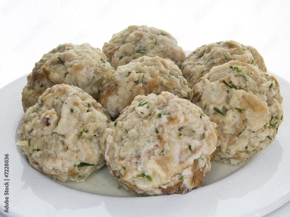 Semmelknödel auf einem weißen Teller Semmelknödel auf einem weißen Teller