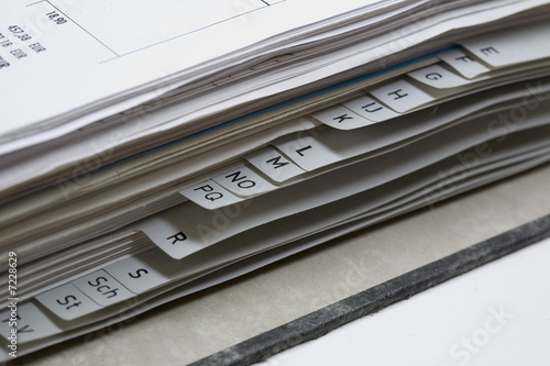 Aktenordner liegend mit Register,