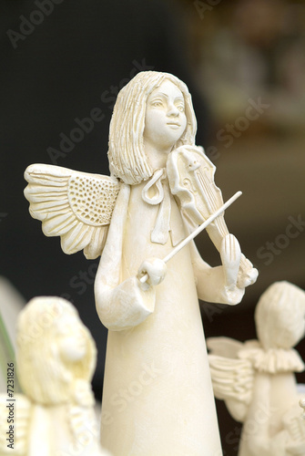 Angel playing the violin