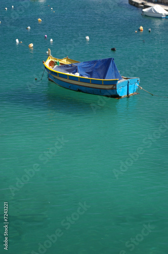 Fischerboot im Hafen auf Malta © petergoli