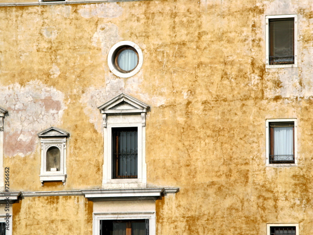 Façade ancienne de palais à Venise