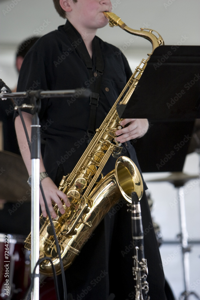 Obraz premium Kid playing Sax