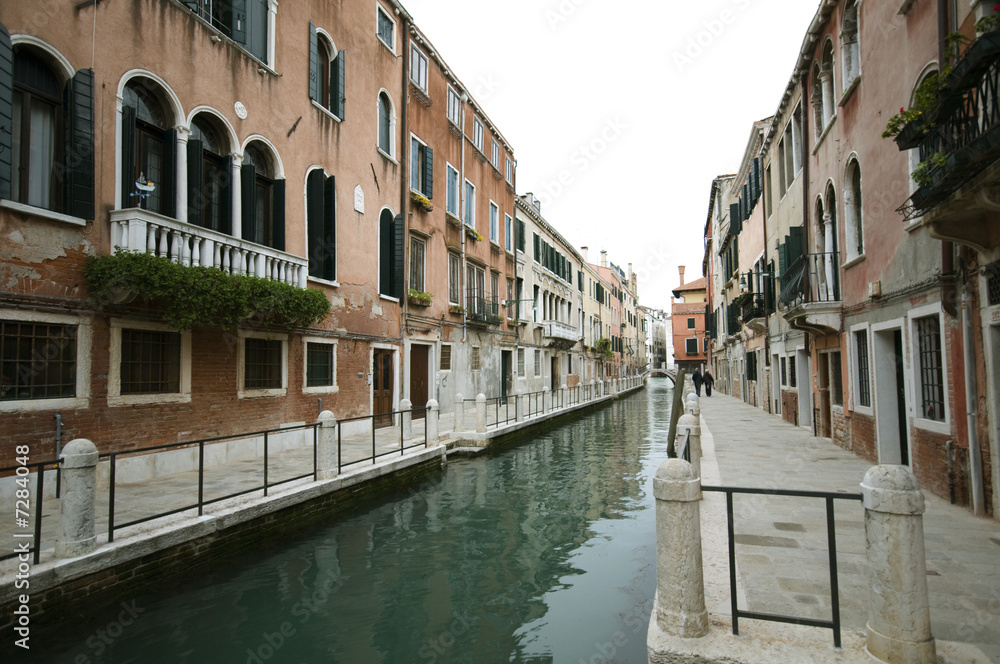 Paar spaziert durch die menschenleeren Gassen von Venedig