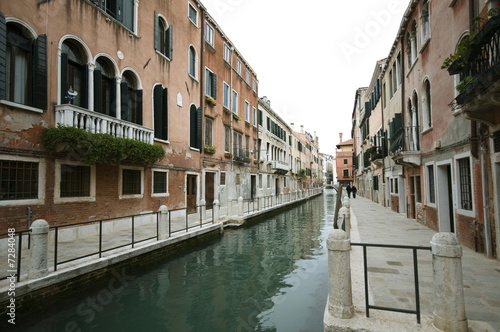 Paar spaziert durch die menschenleeren Gassen von Venedig photo