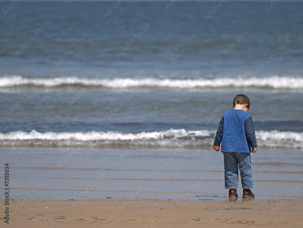 Niño jugando en la arena