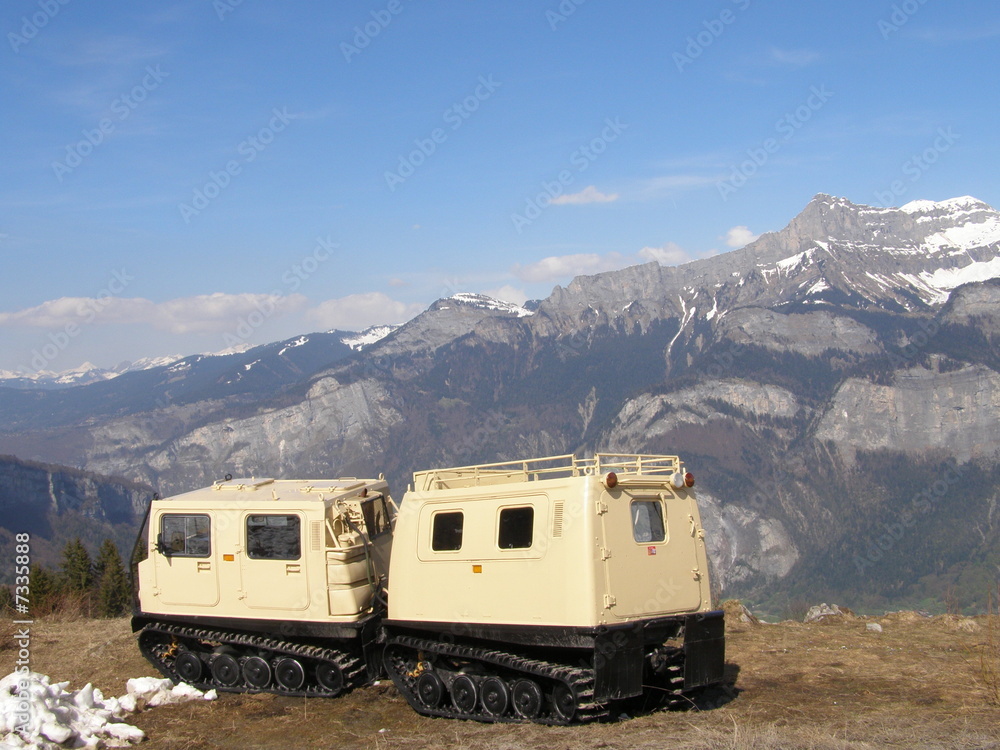 Véhicule de montagne à chenille avec remorque