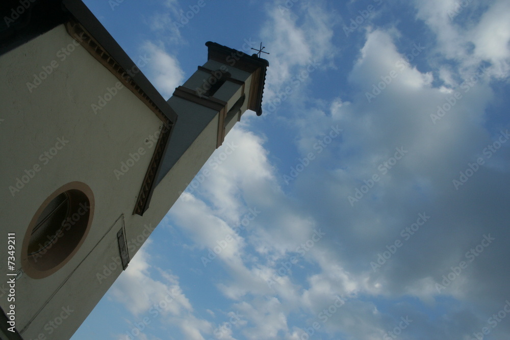 chiesetta di campagna sotto un cielo nuvoloso chiesetta di campagna sotto un cielo nuvoloso