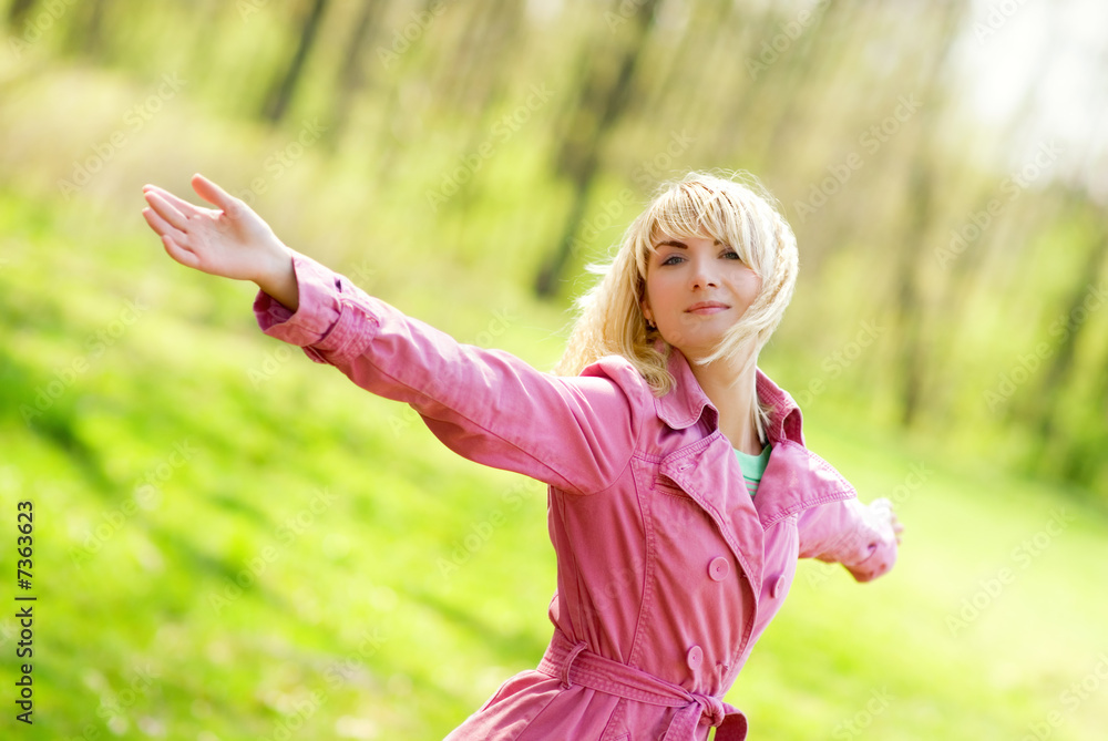 Obraz premium Beautiful young woman outdoors